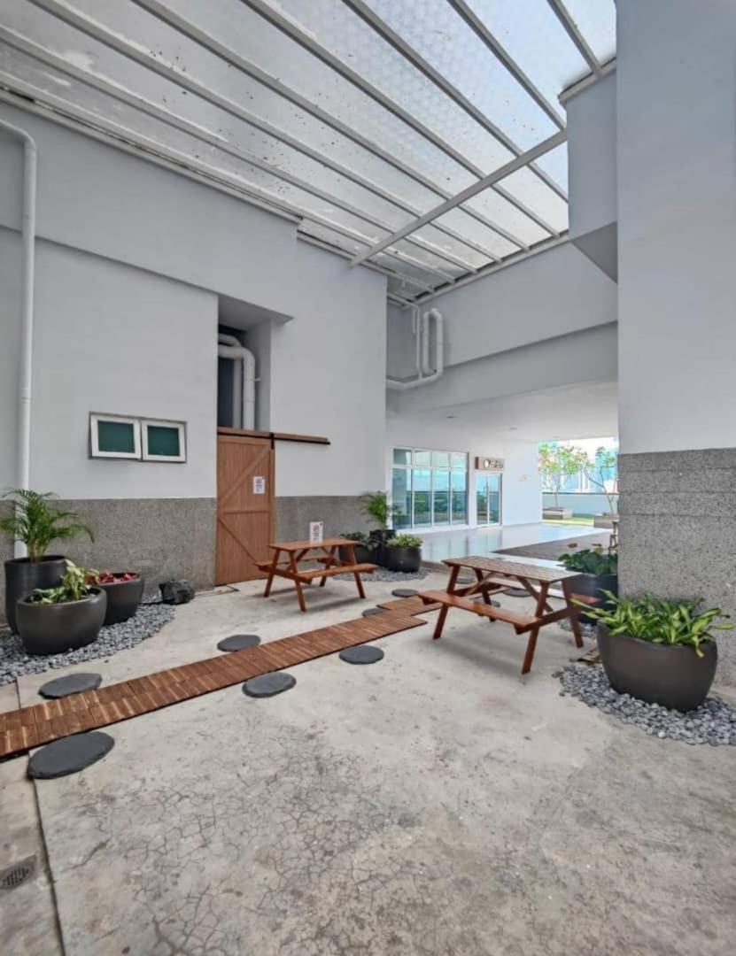 Johor Twin Galaxy Near Ciq Ksl Free Parking 10pax Johor Bahru