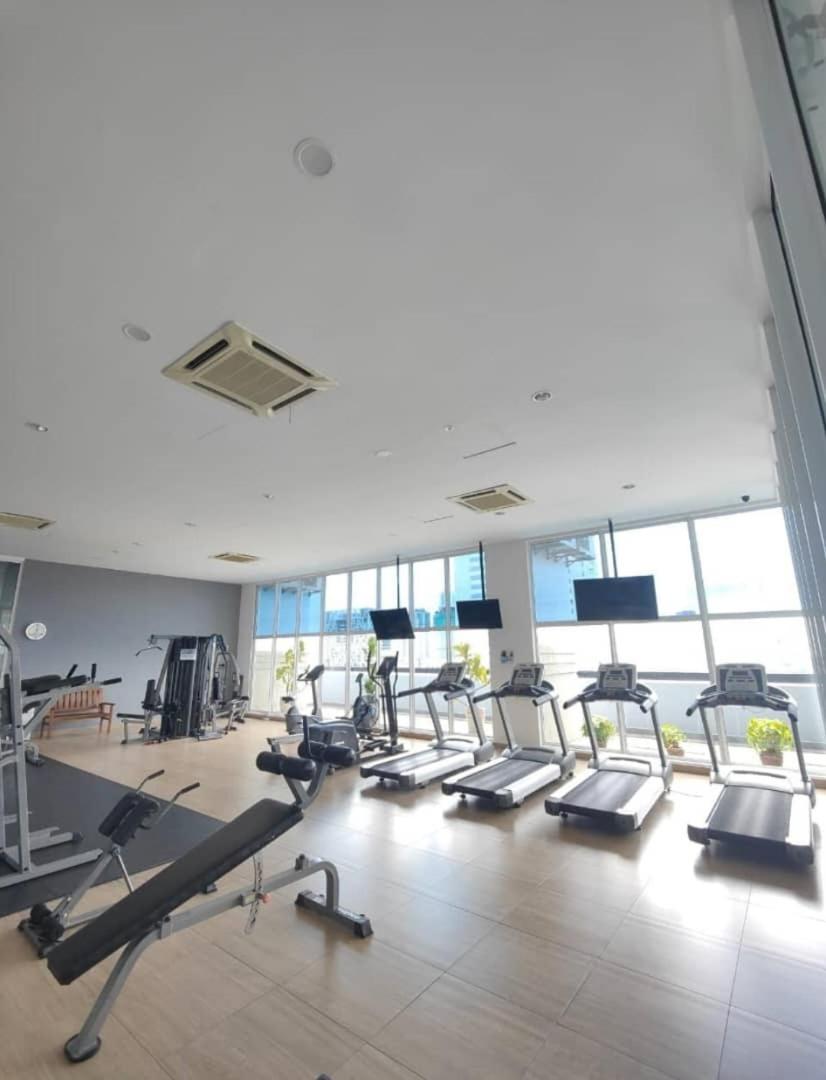 Johor Twin Galaxy Near Ciq Ksl Free Parking 10pax Johor Bahru
